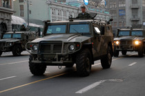 Drunk paratroopers in armored vehicle rammed several cars in Moscow