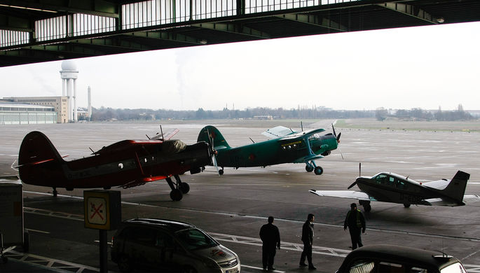 Самолеты Ан-2 и Beechcraft 33 в ангаре аэропорта Берлин-Темпельхоф спустя месяц после закрытия...