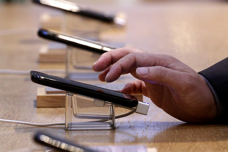 В смартфонах Samsung Galaxy обнаружено приложение, собирающее данные о пользователе