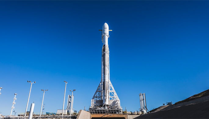 Ракета Falcon 9 со спутником PAZ на стартовой площадке авиабазы Ванденберг в Калифорнии, 20 февраля...