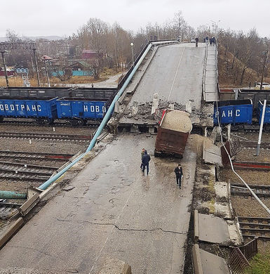 На месте обрушения автомобильного моста на железнодорожные пути Транссибирской магистрали в городе...