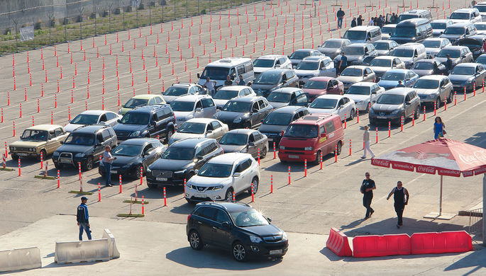 Автомобили в порту «Кавказ» Керченской паромной переправы, май 2017 года
