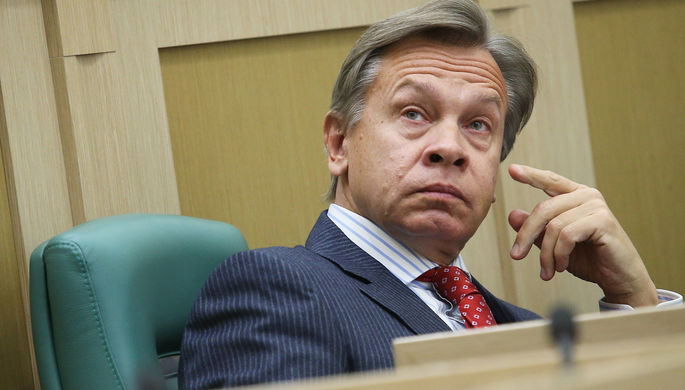 Член комитета Совета Федерации РФ по обороне и безопасности Алексей Пушков на заседании Совета...