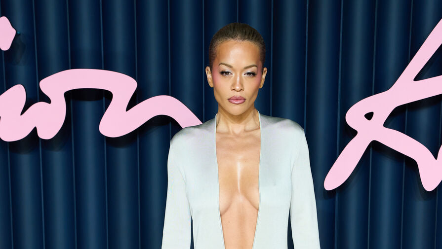 Певица Рита Ора появилась на публике в платье с декольте до пупка