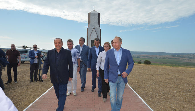 Владимир Путин и экс-премьер Италии Сильвио Берлускони во время встречи у мемориала, посвященного...