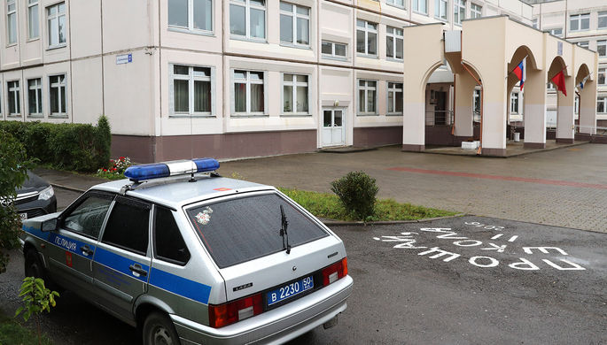 Автомобиль полиции около школы в Ивантеевке после инцидента со стрельбой, 5 сентября 2017 года