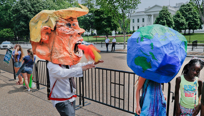 Демонстрация против экологической политики президента США Дональда Трампа перед Белым домом в...