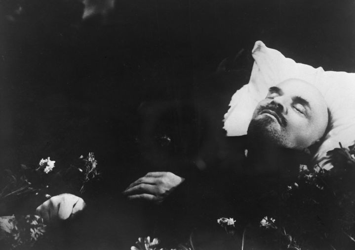 Владимир Ленин на смертном одре