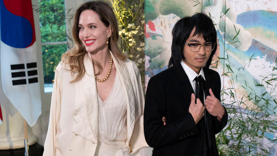 Сын актеров Джоли и Питта Мэддокс отказался от фамилии отца вслед за сестрой