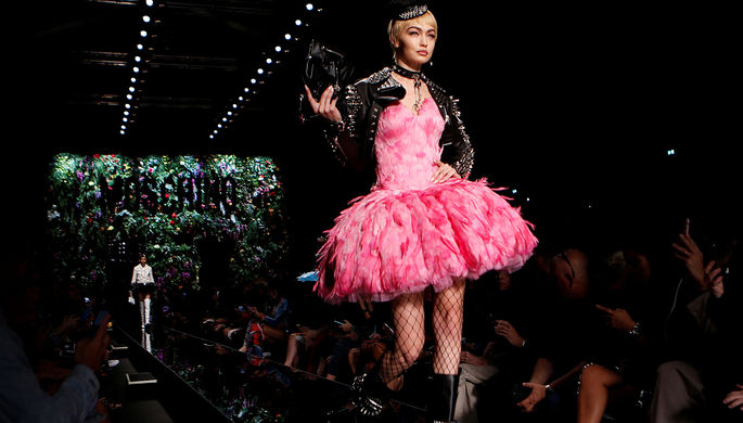 Джиджи Хадид во время показа Moschino в рамках Недели моды в Милане, сентябрь 2017 года