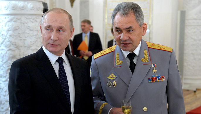 Президент РФ Владимир Путин и министр обороны РФ Сергей Шойгу во время встречи с военнослужащими...