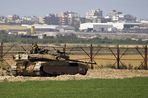 Израильские военно-воздушные силы обстреляли склад с оружием и тренировочный лагерь в секторе Газа в...