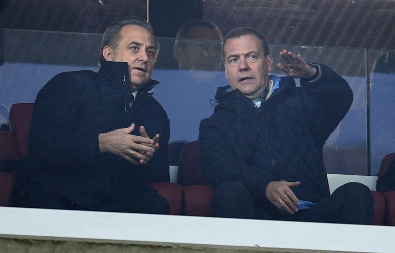 Председатель правительства РФ Дмитрий Медведев и президент Российского футбольного союза, заместитель председателя правительства РФ Виталий Мутко Виталий Мутко (слева) перед началом товарищеского матча по футболу между сборными России и Аргентины.