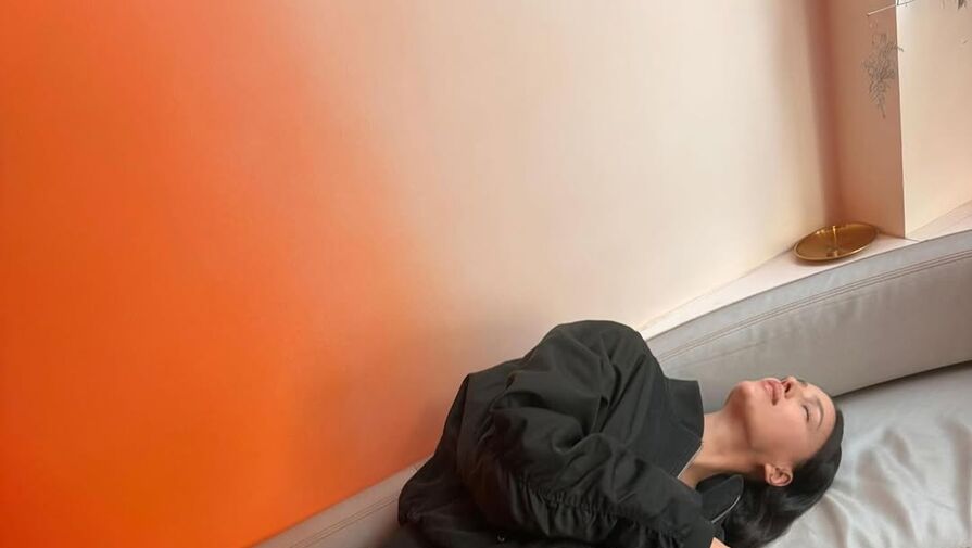 Супермодель Ирина Шейк в юбке с разрезом снялась после показа в Париже