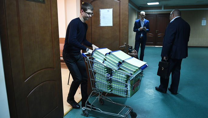 Тома дела экс-губернатора Кировской области Никиты Белых во время заседания Пресненского суда...