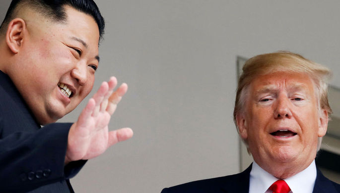 Высший руководитель КНДР Ким Чен Ын и президент США Дональд Трамп во время встречи на острове...