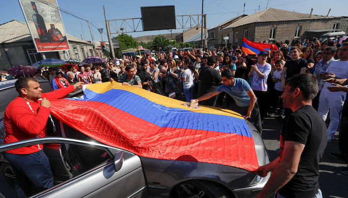 Сторонники лидера оппозиции в Армении Никола Пашиняна на улицах Еревана, 2 мая 2018 года