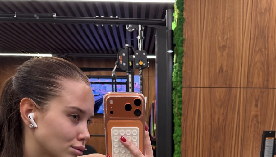 Невеста певца Лепса Киба показала фигуру в легинсах и топе