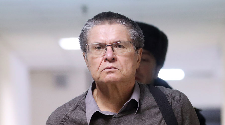 Бывший министр экономического развития России Алексей Улюкаев перед началом заседания Замоскворецкого суда Москвы, 7 декабря 2017 года
