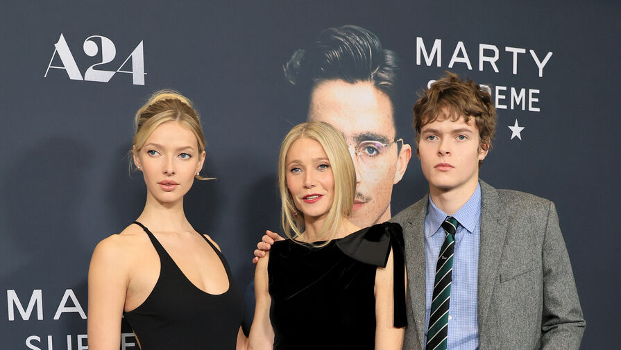 Актриса Гвинет Пэлтроу в платье с разрезом до бедра снялась с детьми