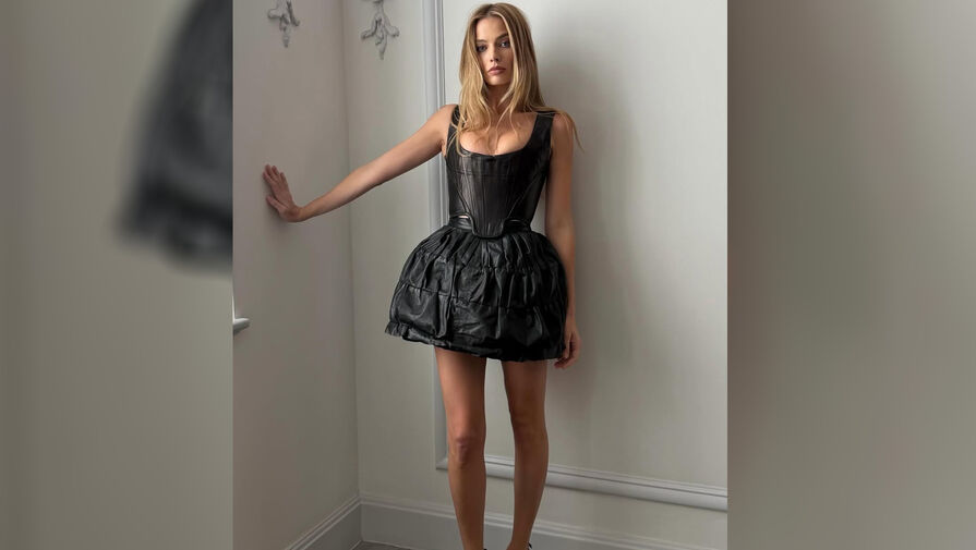 Актриса Марго Робби показала фигуру в кожаном мини-платье