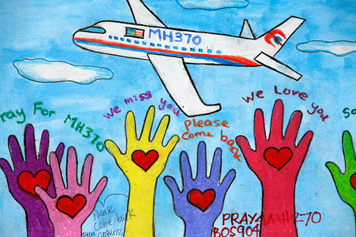 Рисунки и надписи с добрыми пожеланиями к пропавшим на борту MH370 пассажирам и членам экипажа на стенах аэропорта Куала-Лумпура