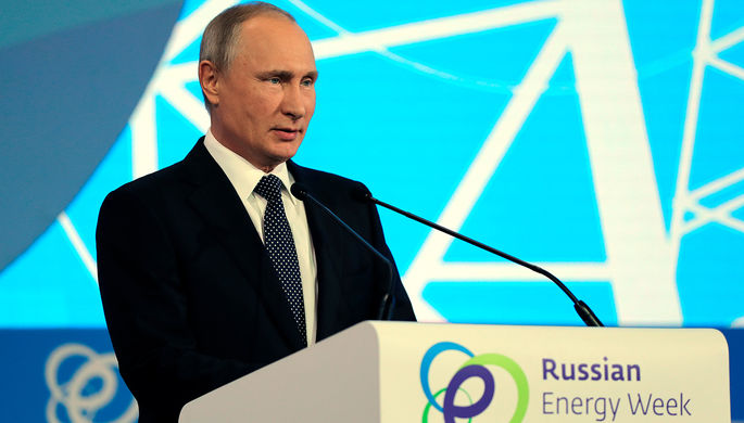 Владимир Путин выступает на пленарной сессии «Энергия для глобального роста» первого...