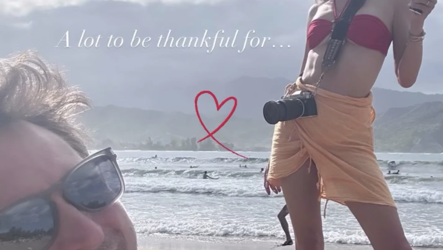 Модель Алессандра Амбросио снялась в купальнике на пляже