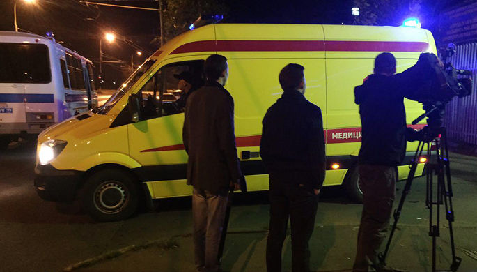 Журналисты около входа в городскую клиническую больницу №68, 21 сентября 2017 года