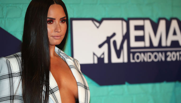Певица Деми Ловато перед выступлением на MTV Europe Music Awards в Лондоне, 12 ноября 2017 года