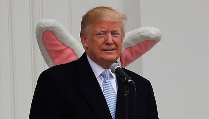 Президент США Дональд Трамп во время ежегодного фестиваля катания пасхальных яиц на лужайке у Белого...