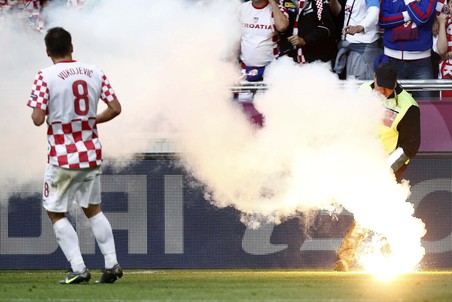 Хорватские болельщики бросали на поле файеры. Что скажет УЕФА?