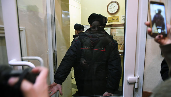 Сотрудники полиции в фойе театра Армена Джигарханяна в Москве, 26 октября 2017 года