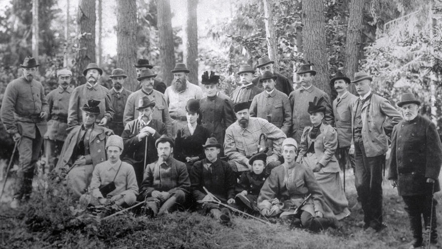 Император Александр III (второй справа в среднем ряду) и его окружение на охоте, последняя прижизненная фотография.