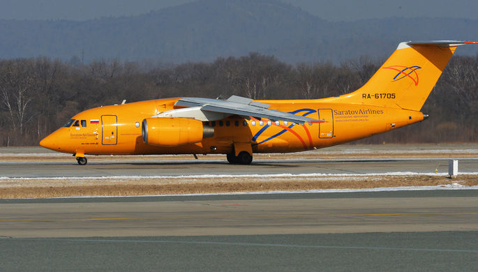 Самолет Ан-148-100В авиакомпании «Саратовские авиалинии» в аэропорту Владивостока...