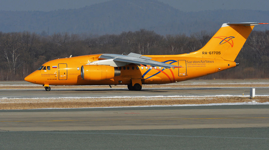 Самолет Ан-148-100В авиакомпании "Саратовские авиалинии" в аэропорту Владивостока, февраль 2018 года