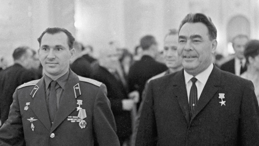 Первый секретарь ЦК КПСС Леонид Брежнев и космонавт Павел Беляев.