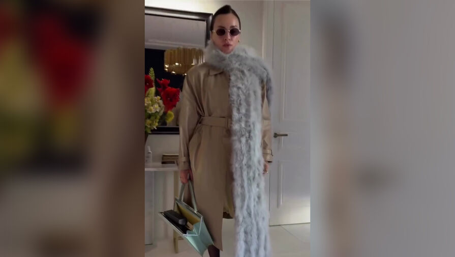 Бизнесвумен Тина Канделаки снялась в тренче с шарфом из перьев