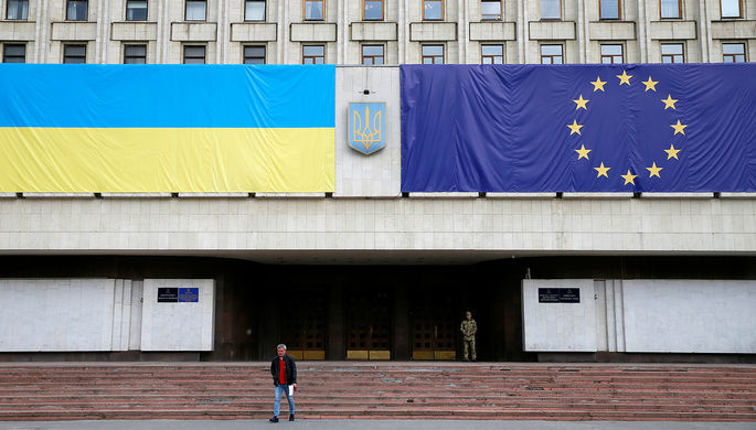 Флаги ЕС и Украины на здании Киевской областной госадминистрации, май 2017 года