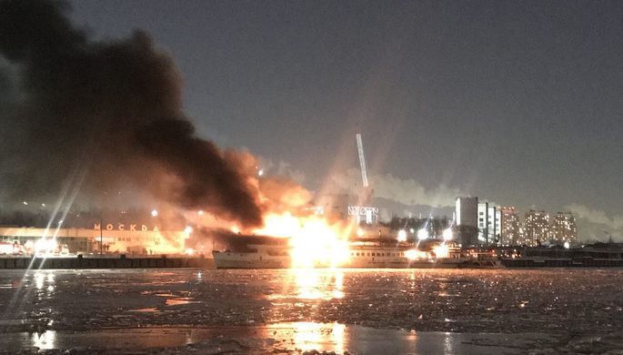 Во время пожара на судне около Южного речного порта в Москве, 1 марта 2018 года