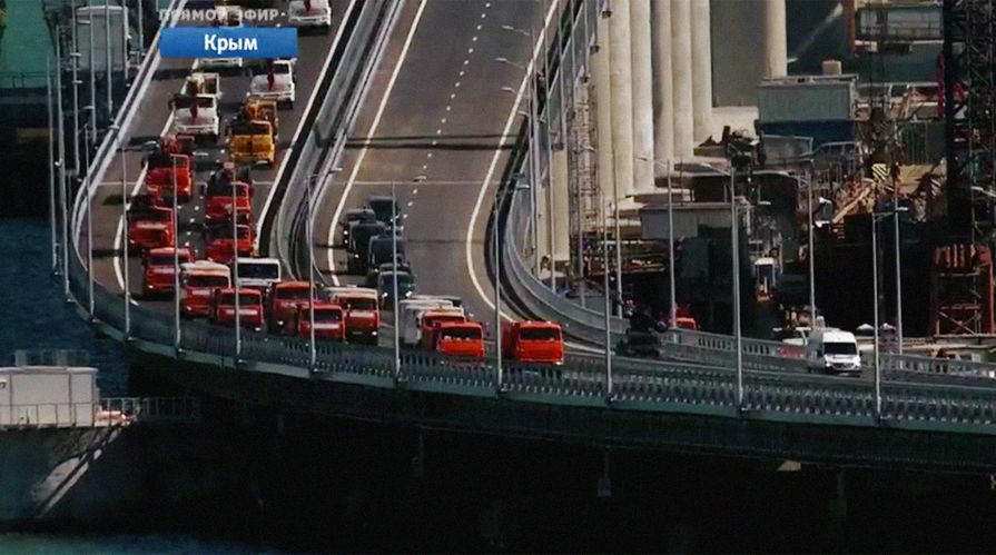 Колонна строительной техники во время церемонии открытия моста через Керченский пролив, 15 мая 2018 года