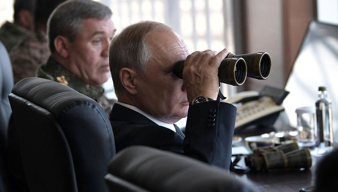 Президент России Владимир Путин в командном пункте на забайкальском полигоне «Цугол» во...