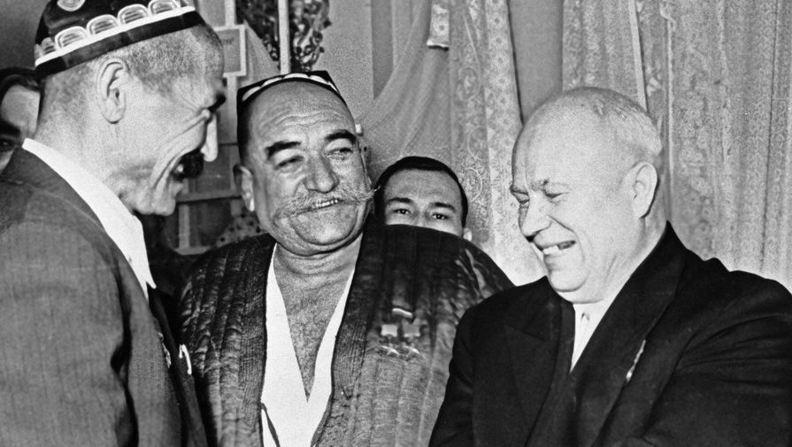 Первый секретарь ЦК КПСС Никита Сергеевич Хрущев приветствует председателей колхозов Таджикистана