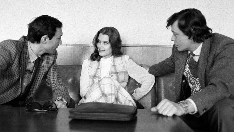 В «Ленкоме» Алферова проработала вплоть до 1993 года, сыграв в ряде больших постановок театра («Юнона и Авось», «В списках не значился» и другие). На фото: актеры Олег Янковский, Ирина Алферова и Николай Караченцов, 1984 год