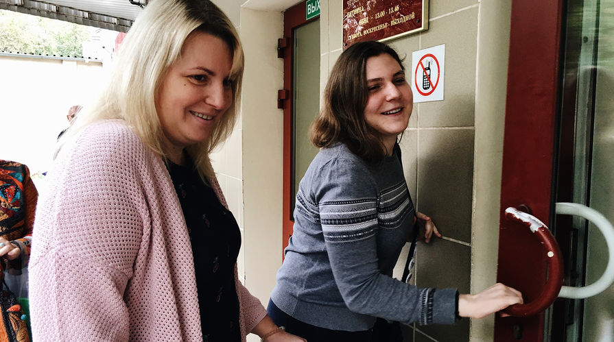 Анна Павликова с мамой около здания Дорогомиловского суда Москвы перед заседанием, 11 сентября 2018 года