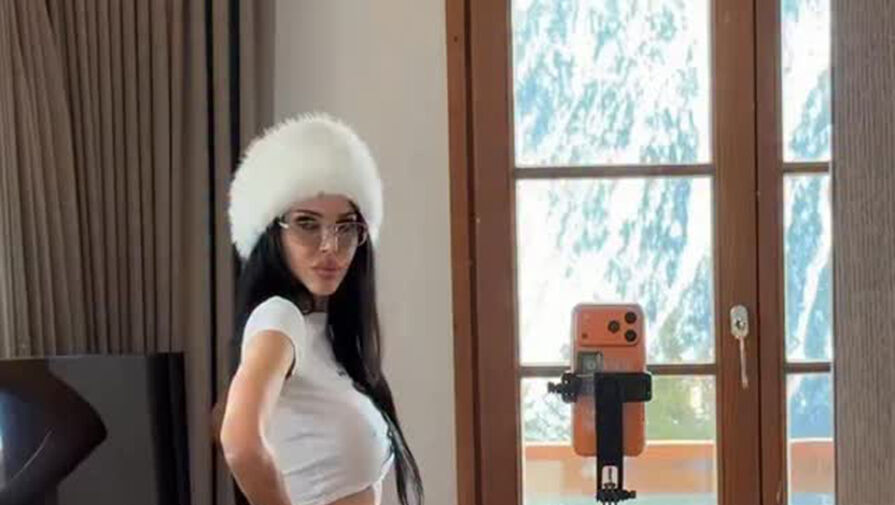 Блогерша Самойлова выложила видео в микроюбке с мехом на фоне развода