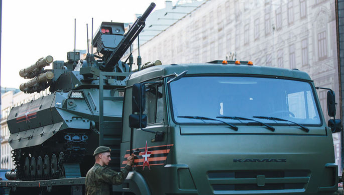Тяжелый боевой робот «Уран-9» на репетиции военного парада к Дню Победы в центре Москвы, 3 мая 2018...