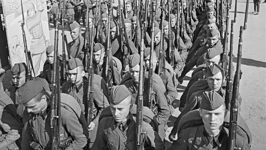 Мобилизация. Колонны бойцов движутся на фронт. Москва, 23 июня 1941 года.