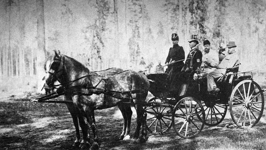 Российский император Александр III (во втором ряду слева) с семьей в экипаже на прогулке в лесу