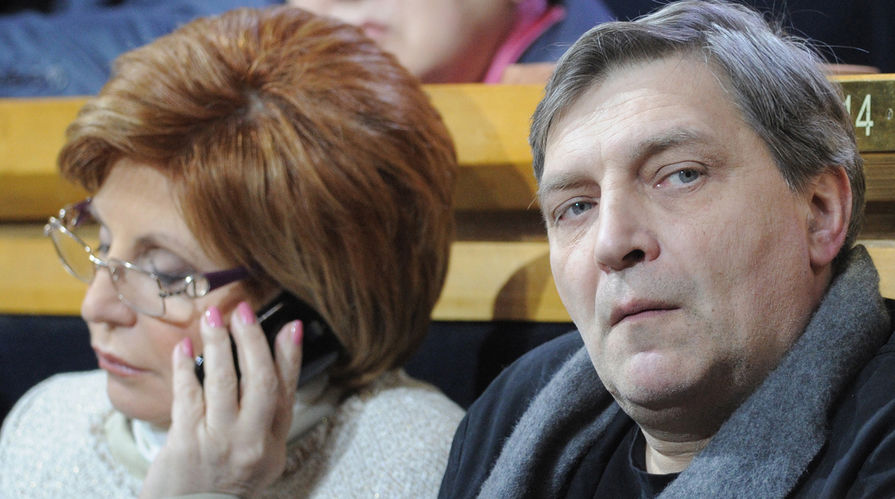 Александр Невзоров в зале "Политехнического музея" перед началом встречи кандидата в президенты РФ Владимира Путина со своими доверенными лицами, 2012 год